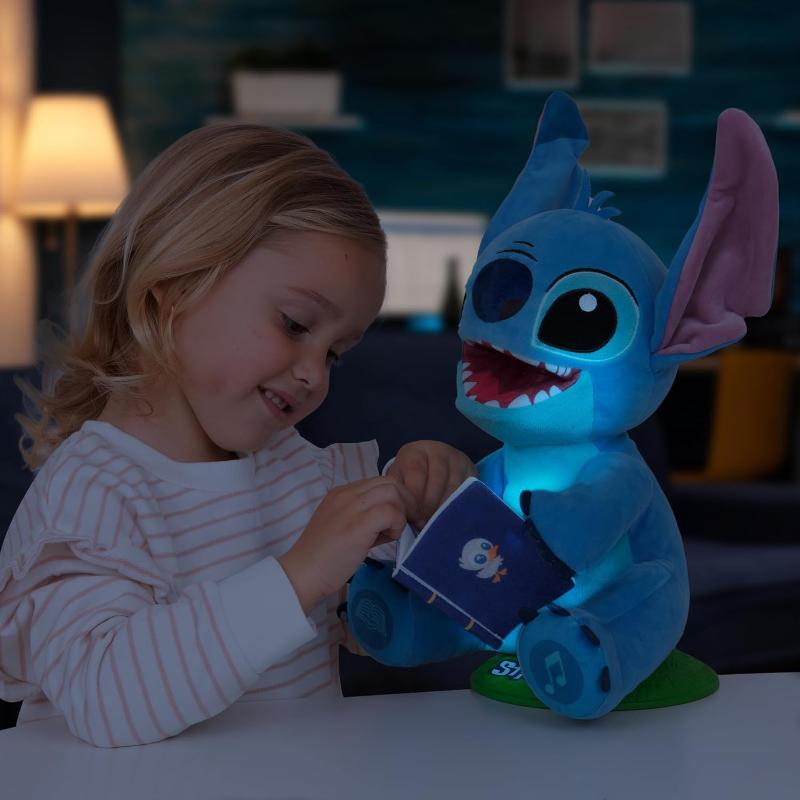 Animali Interattivi Stitch Storyteller di Lilo & Stitch, Peluche Raccontastorie Elettronico che Canta Canzoni e Racconta Storie in Italiano, Spagnolo e Francese Stitch Storyteller di Lilo & Stitch, Peluche Raccontastorie Elettronico che Canta Canzoni e Racconta Storie in Italiano, Spagnolo e Francese